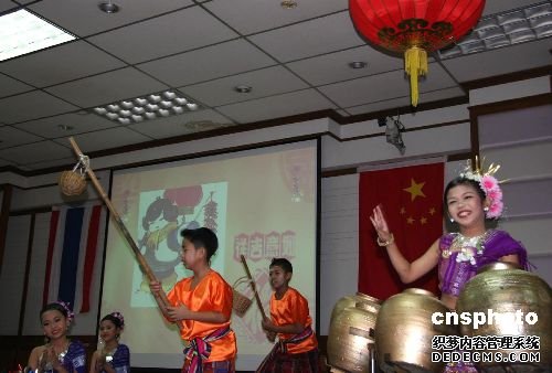 泰国美女表演传统舞蹈庆祝中国春节[图]